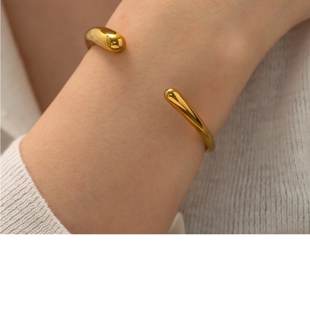 Gold bangle bracelet